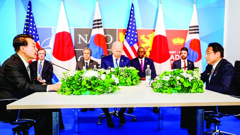 Tổng thống Hàn Quốc Yoon Suk-yeol, Tổng thống Mỹ Joe Biden, Thủ tướng Nhật Bản Fumio Kishida trong cuộc gặp bên lề Hội nghị thượng đỉnh NATO ở Madrid năm 2022 