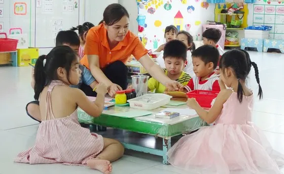 TPHCM: Trường mầm non không được hợp đồng suất ăn công nghiệp phục vụ bán trú 