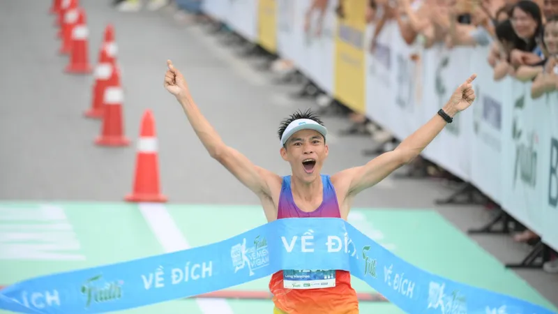 VĐV Nguyễn Văn Long về đích đầu tiên ở cự ly 42km