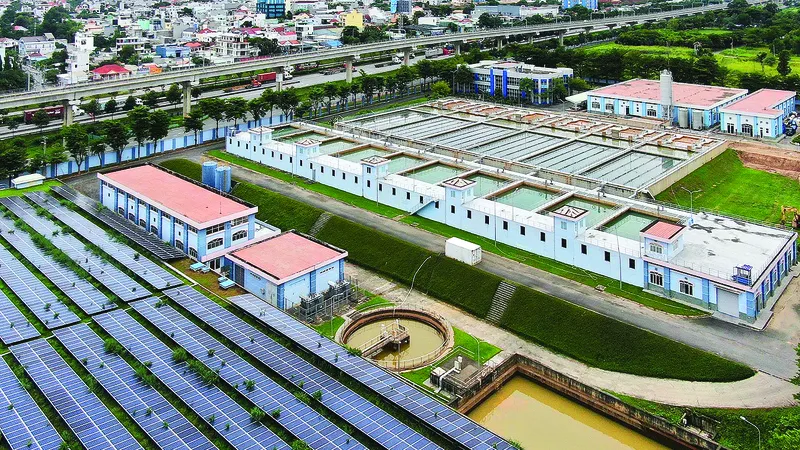 Điện năng lượng mặt trời được áp mái tại khu vực nhà máy cấp nước Thủ Đức. Ảnh: HOÀNG HÙNG