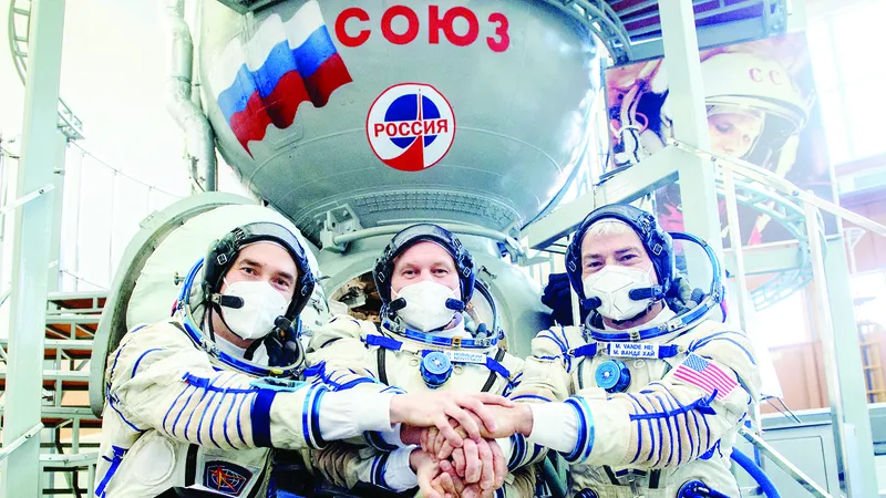 Phi hành gia Nga và Mỹ hợp tác làm việc trên ISS