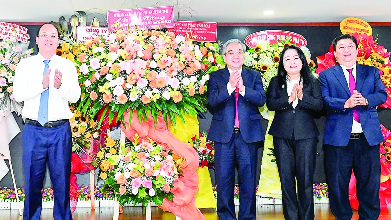 Phó Bí thư Thành ủy TPHCM Nguyễn Hồ Hải tặng hoa chúc mừng Đảng bộ Công ty Đầu tư Tài chính Nhà nước TPHCM. Ảnh: VIỆT DŨNG