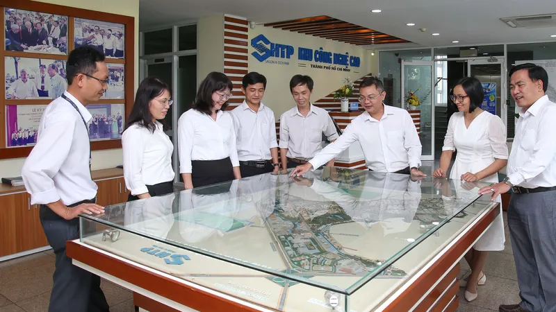 Ban quản lý Khu Công nghệ cao xem quy hoạch các phân khu chức năng. Ảnh: HOÀNG HÙNG