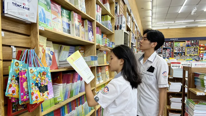 Mua sách giáo khoa tại một nhà sách ở quận 8 (TPHCM) sáng 28-8-2023. Ảnh: CAO THĂNG