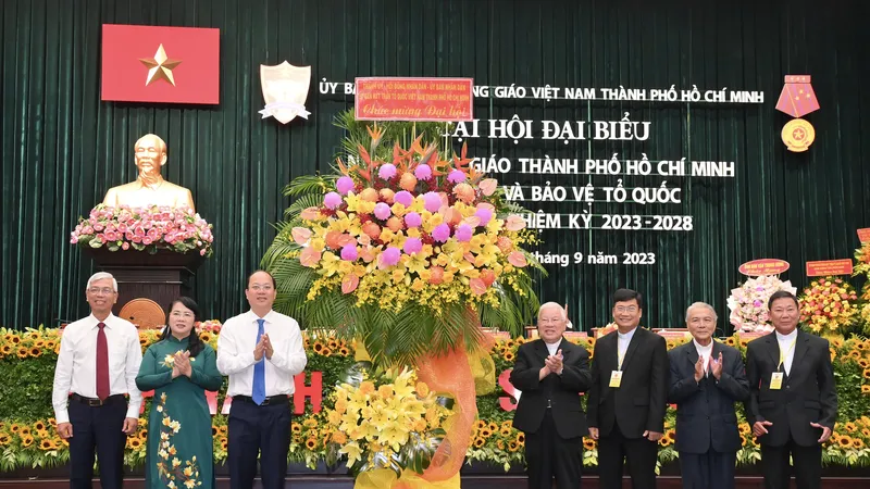 Phó Bí thư Thành ủy TPHCM Nguyễn Hồ Hải cùng các đồng chí lãnh đạo TPHCM tặng hoa chúc mừng Đại hội đại biểu Người Công giáo Việt Nam TPHCM xây dựng và bảo vệ Tổ quốc lần thứ IX, nhiệm kỳ 2023-2028. Ảnh: VIỆT DŨNG
