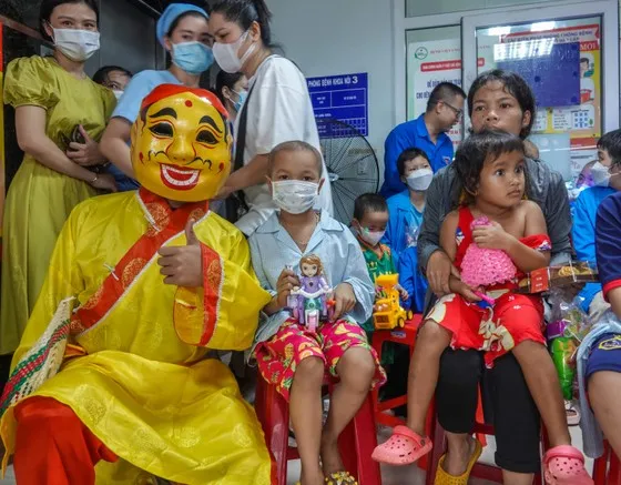 Triển lãm tranh gây quỹ cho bệnh nhi ung thư