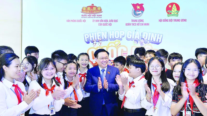 Chủ tịch Quốc hội Vương Đình Huệ cùng các đại biểu dự phiên họp giả định Quốc hội trẻ em lần thứ nhất năm 2023. Ảnh: TTXVN