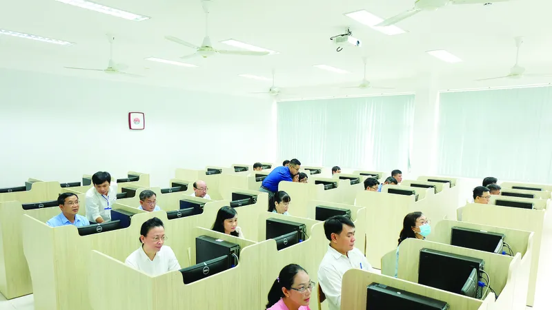 Các thí sinh tham dự kỳ thi nâng ngạch công chức khối Đảng, MTTQ và các tổ chức chính trị - xã hội TPHCM năm 2022. Ảnh: THU HƯỜNG