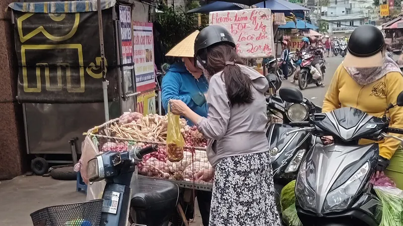 Một người dân tại TPHCM sử dụng túi ni lông đựng đồ khi mua hàng