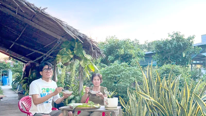 Một bạn trẻ chọn cách xây dựng nội dung về gia đình, cuộc sống miệt vườn trên nền tảng số. Ảnh: ĐỖ TÌNH