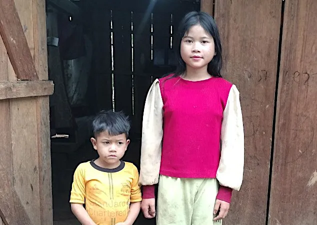 4 cháu bé mồ côi mong được đến trường 