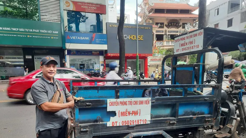 Anh Nguyễn Anh Thi bên chiếc xe 3 bánh của mình