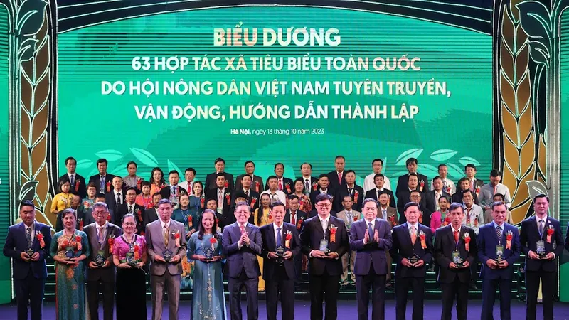 Phó Chủ tịch thường trực Quốc hội Trần Thanh Mẫn và Chủ tịch T.Ư Hội Nông dân Việt Nam Lương Quốc Đoàn trao kỷ niệm chương cho đại diện những hợp tác xã tiêu biểu
