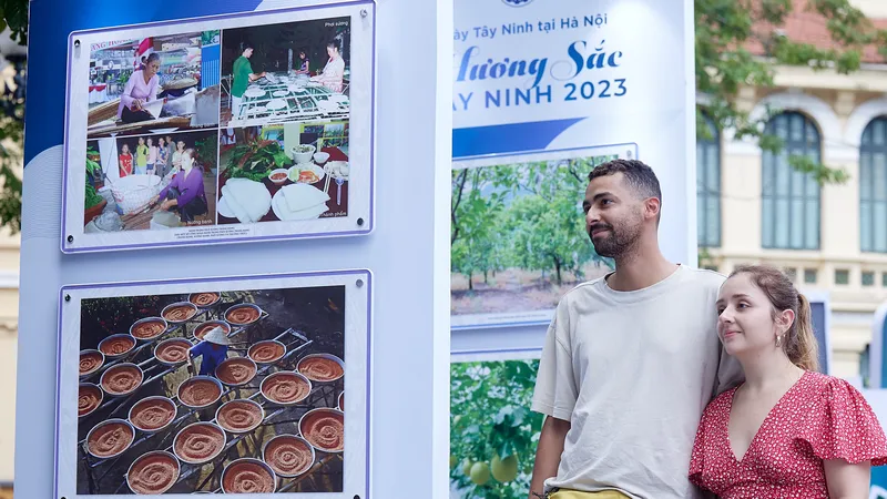 Du khách nước ngoài tham gia gian hàng Ngày Tây Ninh tại Hà Nội