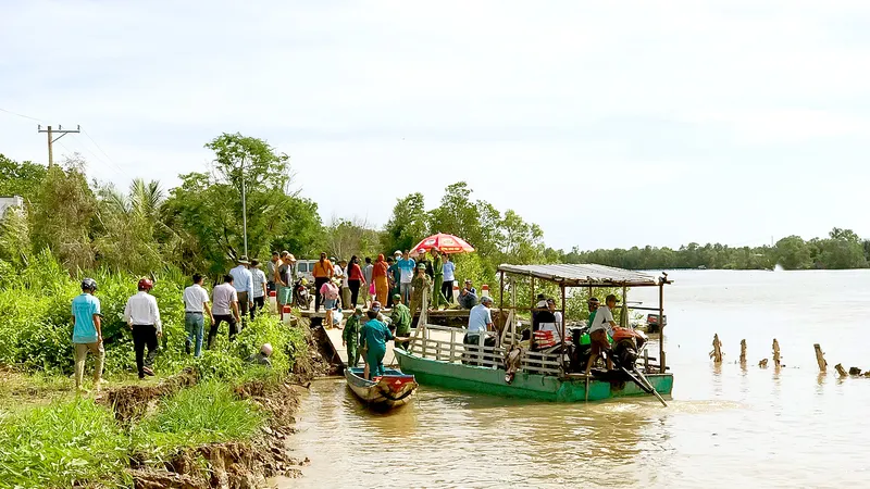 Tuyến đường từ xã Tân Tiến về xã Nguyễn Huân (huyện Đầm Dơi, tỉnh Cà Mau) bị sạt lở xuống sông. Ảnh: TẤN THÁI
