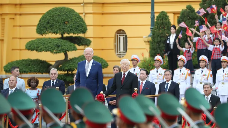 Tổng Bí thư Nguyễn Phú Trọng và Tổng thống Joe Biden duyệt đội danh dự Quân đội nhân dân Việt Nam tại Lễ đón chính thức, chiều 10-9-2023. Ảnh: QUANG PHÚC