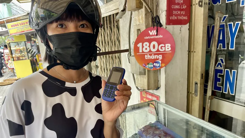 Khách hàng mua điện thoại dùng sóng 2G tại một cửa hàng điện thoại ở phường Tân Quy, quận 7, TPHCM. Ảnh: HOÀNG HÙNG