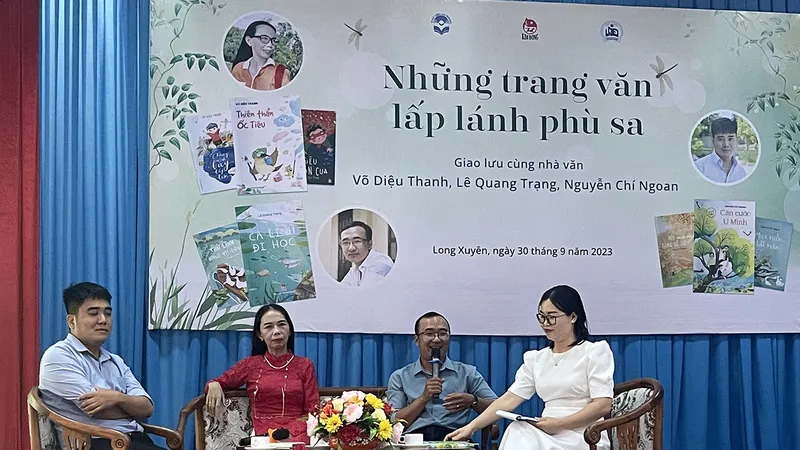Một số nhà văn trẻ nổi bật của miền Tây Nam bộ giao lưu cùng độc giả thiếu nhi trong chương trình Những trang văn lấp lánh phù sa do NXB Kim Đồng tổ chức. Ảnh: NHIÊN HƯƠNG