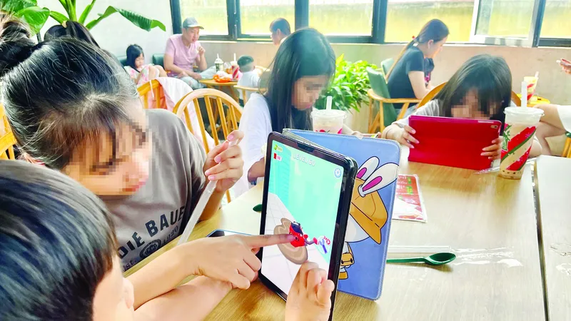 Kết nối trong không gian mạng mang lại nhiều tiện ích cho trẻ học tập, giải trí nhưng cũng tiềm ẩn không ít rủi ro. Ảnh: HOÀNG HÙNG