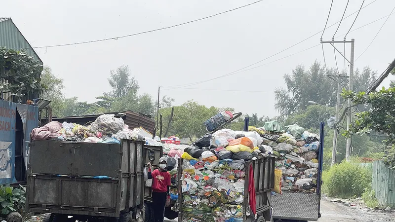 Xe vận chuyển rác thô sơ tại điểm gom rác trên địa bàn phường Long Trường, TP Thủ Đức, TPHCM. Ảnh: HOÀNG HÙNG