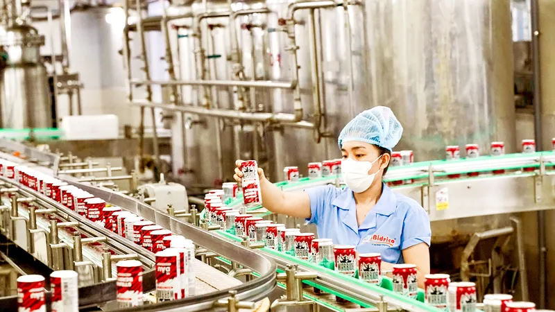 Hoạt động sản xuất tại Công ty TNHH SX&TM Tân Quang Minh - BIDRICO, KCN Vĩnh Lộc huyện Bình Chánh. Ảnh: HOÀNG HÙNG