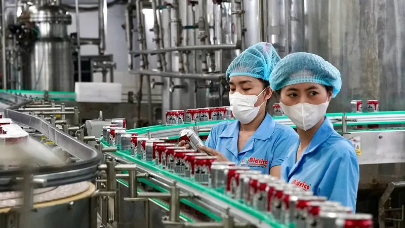 Dây chuyền sản xuất theo tiêu chuẩn Halal của Công ty TNHH SX-TM Tân Quang Minh - BIDRICO, Khu công nghiệp Vĩnh Lộc, huyện Bình Chánh, TPHCM. Ảnh: HOÀNG HÙNG