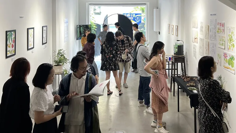 Khách tham quan thưởng lãm các tác phẩm trong triển lãm “BOTANICAL ART: WAYS OF SEEING - Lăng kính thực vật họa”
