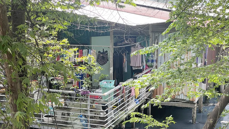 Những căn nhà trên rạch Long Vân Tự (quận Bình Thạnh, TPHCM). Ảnh: HOÀNG HÙNG