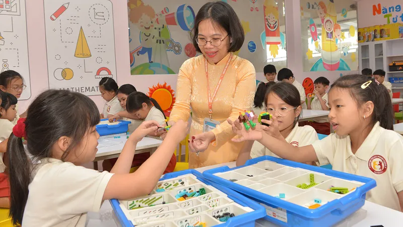 Giáo viên tiểu học: Thầm lặng nghề đưa đò