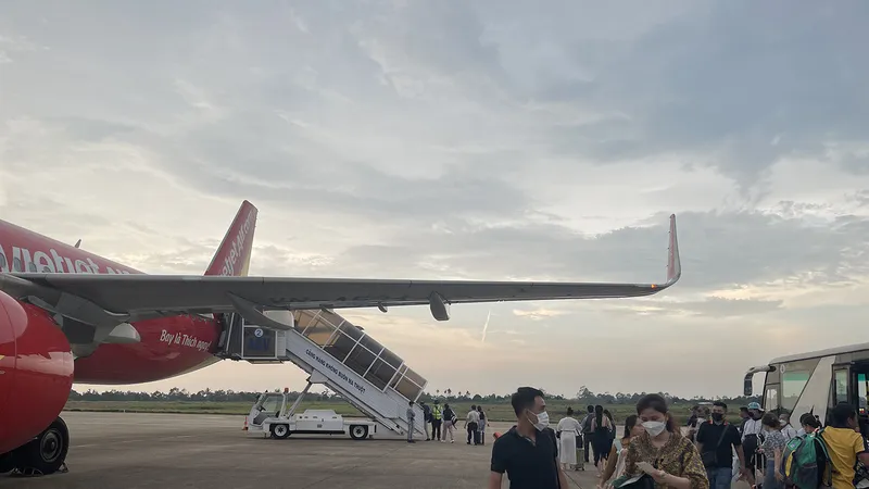 Hành khách đáp chuyến bay xuống sân bay Buôn Ma Thuột (tỉnh Đắk Lắk). Ảnh: THANH HẢI