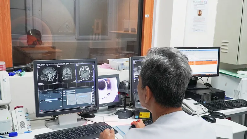Kỹ thuật viên Bệnh viện Chợ Rẫy chụp MRI cho người bệnh