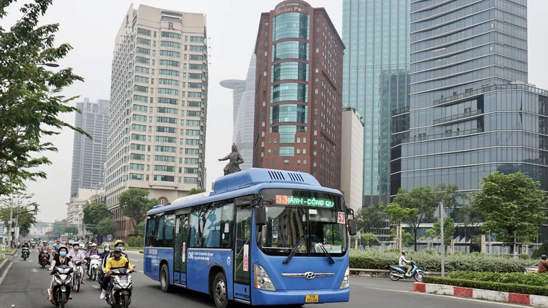 Xe buýt chạy bằng khí nén CNG trên tuyến đường Tôn Đức Thắng, quận 1, TPHCM. Ảnh: HOÀNG HÙNG