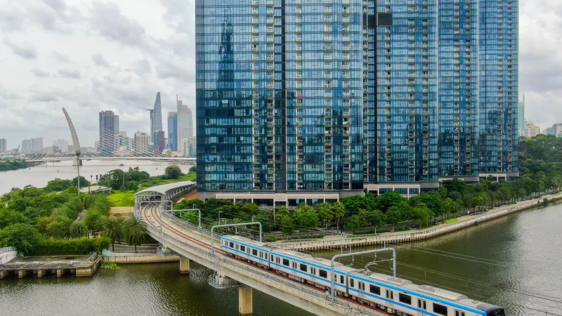 Tàu Metro chạy thử nghiệm rời ga Ba Son tiến về TP Thủ Đức. Ảnh: HOÀNG HÙNG