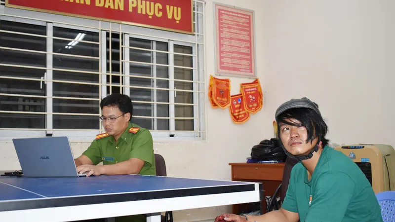 Công an lấy lời khai Nguyễn Văn Nhu, đối tượng sát hại 3 người ở quận 8, TPHCM. Ảnh: CHÍ THẠCH