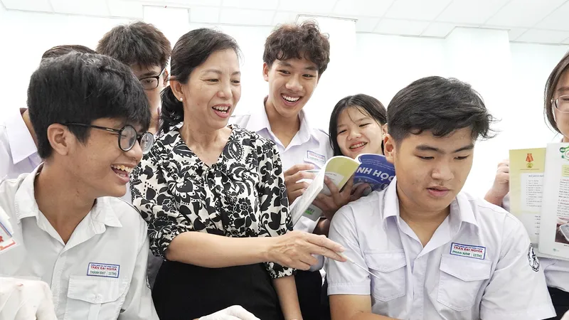 Cô Nguyễn Thị Phương Thảo, giáo viên Trường THPT chuyên Trần Đại Nghĩa, quận 1, TPHCM cùng học trò trong tiết thực hành. Ảnh: HOÀNG HÙNG