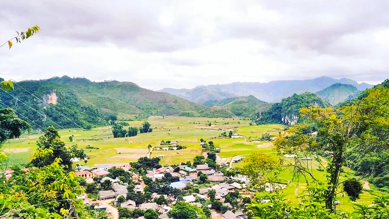 Bản Na Ư nằm lọt dưới một thung lũng