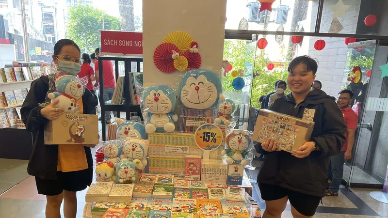 Các bạn trẻ thích thú với sản phẩm phái sinh từ chú mèo máy Doraemon 