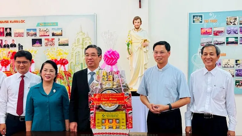 Lãnh đạo TPHCM thăm, chúc mừng Giáng sinh tại Tòa Giám mục Giáo phận Xuân Lộc