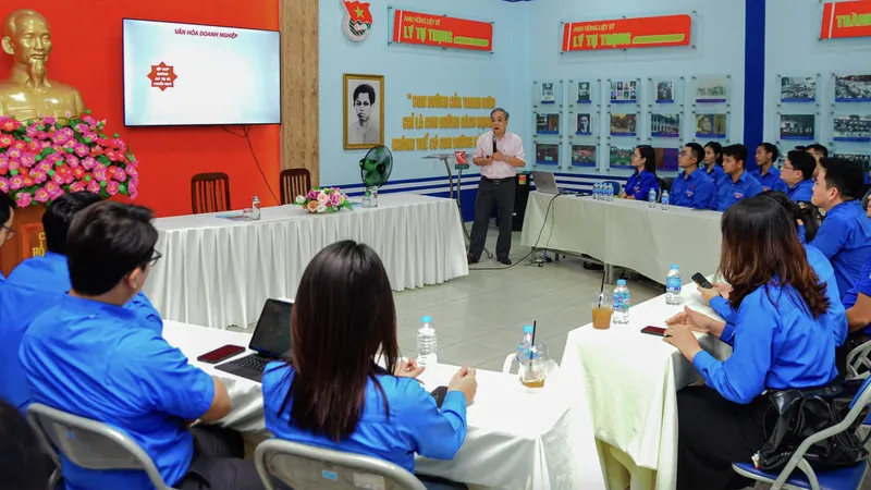 Các thành viên CLB Lý luận trẻ Thành đoàn TPHCM thảo luận, tìm hiểu các vấn đề lý luận trong văn hóa doanh nghiệp