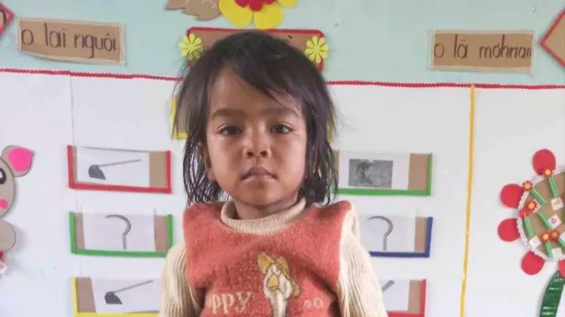 Cháu bé Xơ Đăng với đôi chân tật nguyền