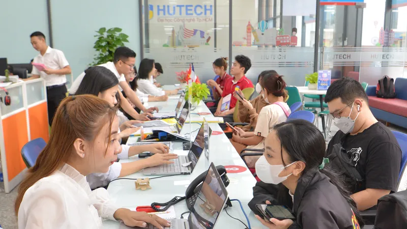 Thí sinh nghe tư vấn nộp hồ sơ xét tuyển tại Trường Đại học Công nghệ TPHCM. Ảnh: CAO THĂNG