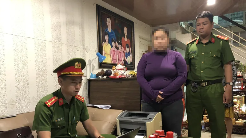 Lực lượng công an khám xét nơi ở của đối tượng Bùi Thị Thu Nguyệt. Ảnh: CACC