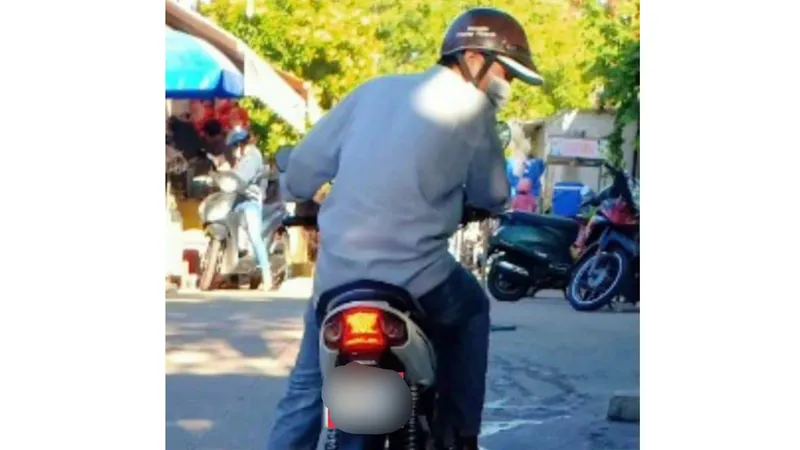 Đối tượng nghi vấn được bảo vệ trường học chụp lại