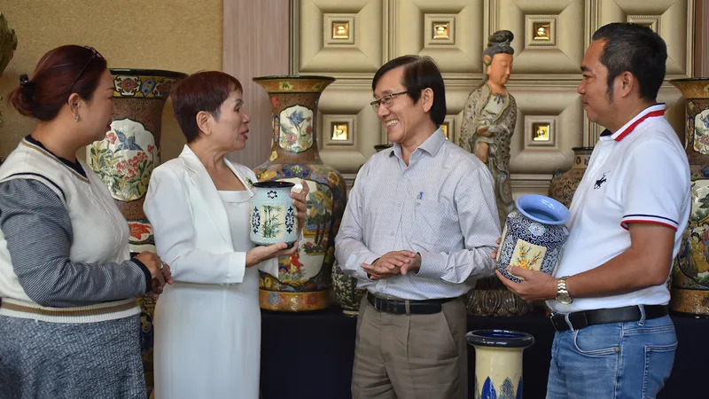 Các nhà nghiên cứu trao đổi về gốm Biên Hòa tại hội thảo Bảo tồn, phát triển gốm Biên Hòa - Đồng Nai ngày 22-12-2023. Ảnh: HOÀNG BẮC