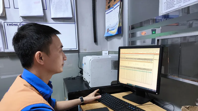Xuất hóa đơn điện tử tại cửa hàng xăng dầu Petrolimex Petrol, đường Nguyễn Văn Cừ, quận 5, TPHCM. Ảnh: HOÀNG HÙNG