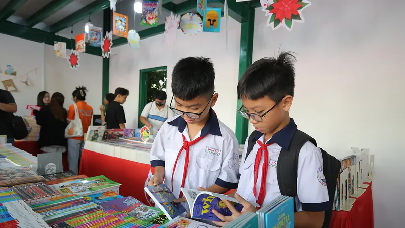 Đường sách TP Thủ Đức thu hút nhiều bạn đọc nhỏ tuổi từ các ngôi trường lân cận. Ảnh: DŨNG PHƯƠNG