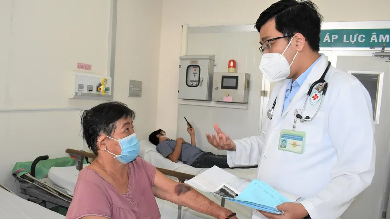 BS CKI Trương Trọng Tuấn, Phó trưởng Khoa Cấp cứu, Bệnh viện Nhân dân 115, thăm khám cho người bệnh. Ảnh: QUANG HUY