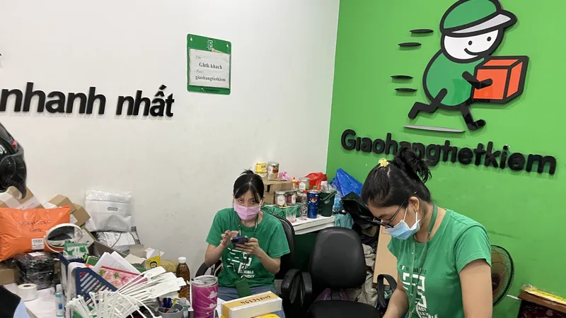 Nhân viên Trung tâm Giao nhận hàng tiết kiệm (trên đường Nguyễn Văn Cừ, quận 1, TPHCM) phân loại hàng để giao cho shipper. Ảnh: HOÀNG HÙNG