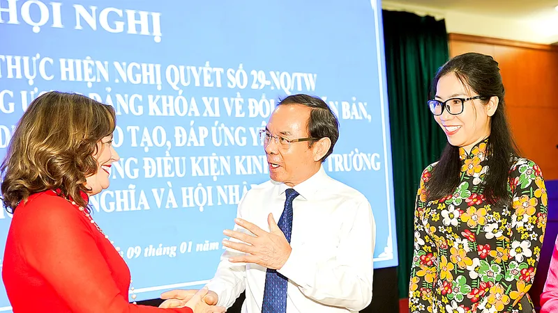 Bí thư Thành ủy TPHCM Nguyễn Văn Nên trao đổi với giáo viên tại hội nghị tổng kết 10 năm thực hiện Nghị quyết số 29-NQ/TW. Ảnh: HOÀNG HÙNG