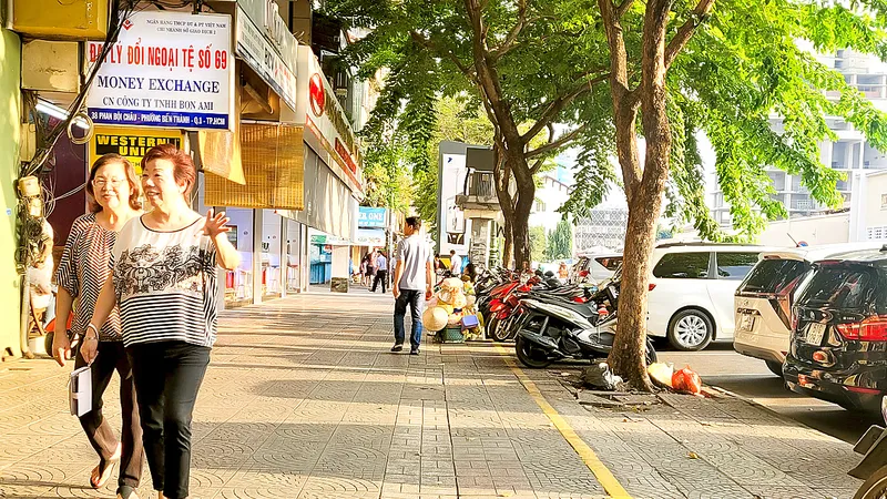 Vỉa hè trên địa bàn quận 1 (TPHCM) được kẻ vạch sơn phân chia phần dành cho người đi bộ và phần để xe hai bánh. Ảnh: THU HƯỜNG